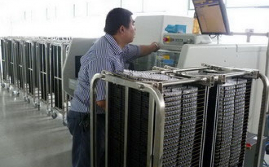 公司新購兩臺(tái)環(huán)球插件機(jī)（立式、臥式）已正式投入生產(chǎn)